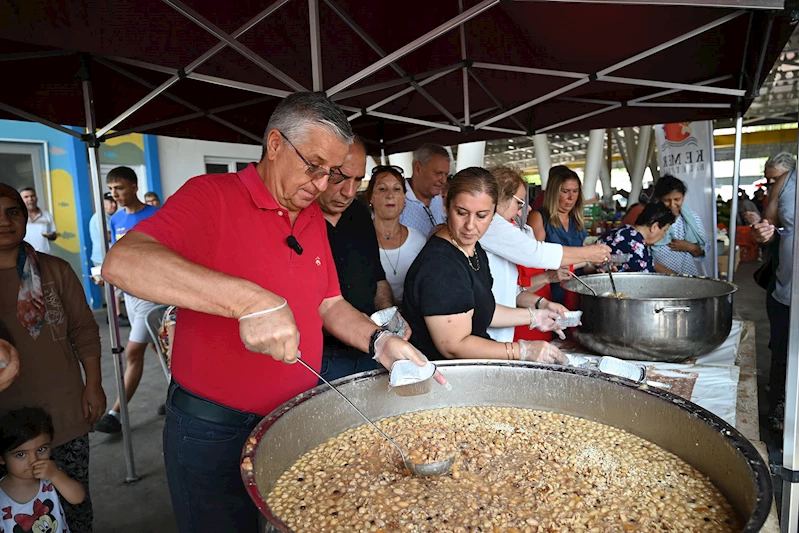 Kemer Belediyesi’nin aşure ikramları sürüyor