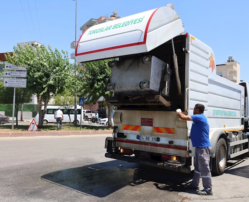 TOROSLAR’DA ÇÖP KONTEYNERLERİ YERİNDE YIKANARAK DEZENFEKTE EDİLİYOR