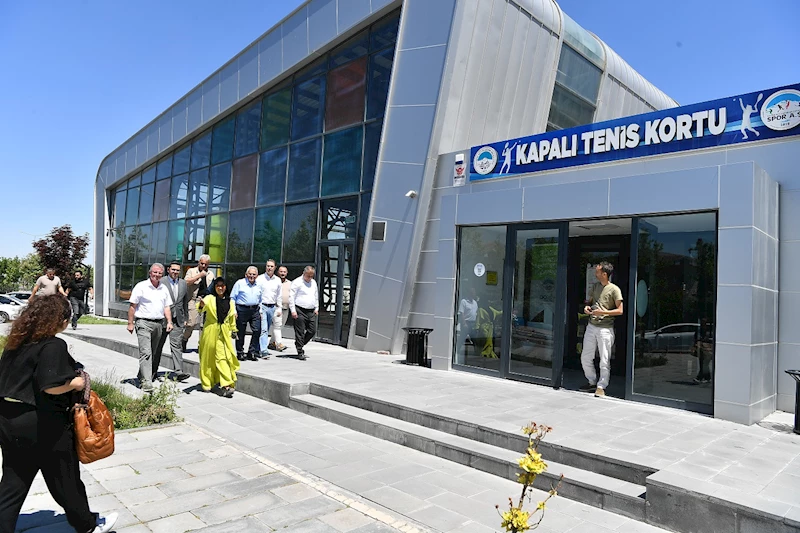 Başkan Büyükkılıç’tan Spor Salonu ve Tenis Kortunda Sporcularla Buluşma