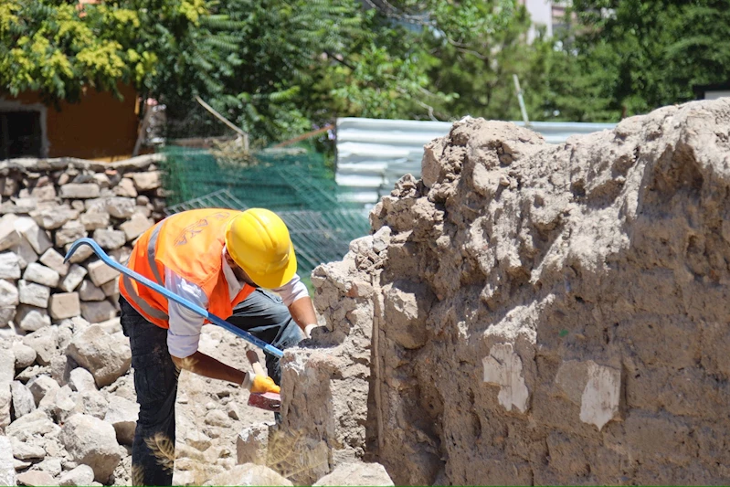 ÇERDİĞİN MAHALLESİ’NDEKİ TARİHİ KONAKTA RESTORASYON ÇALIŞMALARI BAŞLADI