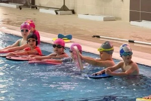 YALOVA BELEDİYESİ YAZ SPOR OKULLARI’NDA ÇOCUKLAR YÜZME ÖĞRENİRKEN EĞLENİYOR