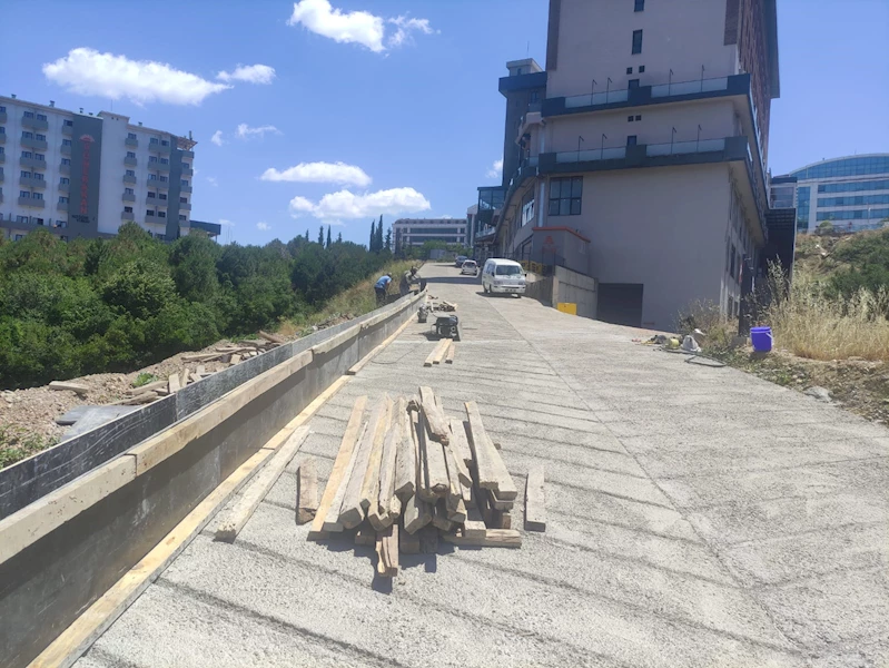 İZMİT BELEDİYESİNDEN KABAOĞLU’NDA PARAPET ÇALIŞMASI