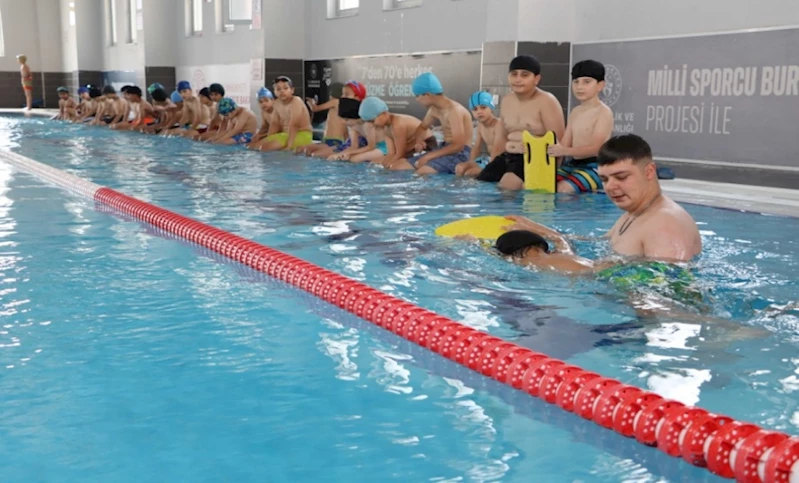 KARAKÖPRÜ’DE ÇOCUKLAR ZAMANINI YÜZME ÖĞRENEREK DEĞERLENDİRİYOR
