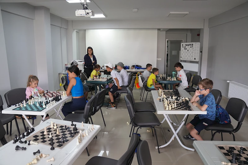 SATRANÇ İLE ZİHİNLERİNİ GELİŞTİRİYORLAR