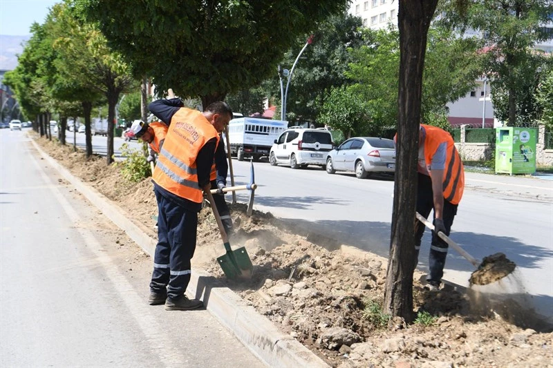 İSTASYON CADDESİ REFÜJLERİ YENİLENİYOR