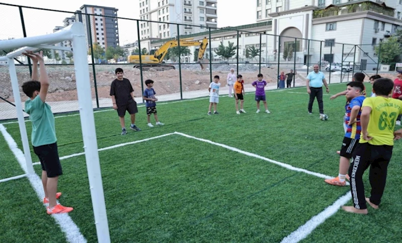 KARAKÖPRÜ’DE SEMT SAHALARIYLA GENÇLİĞE YATIRIM SÜRÜYOR