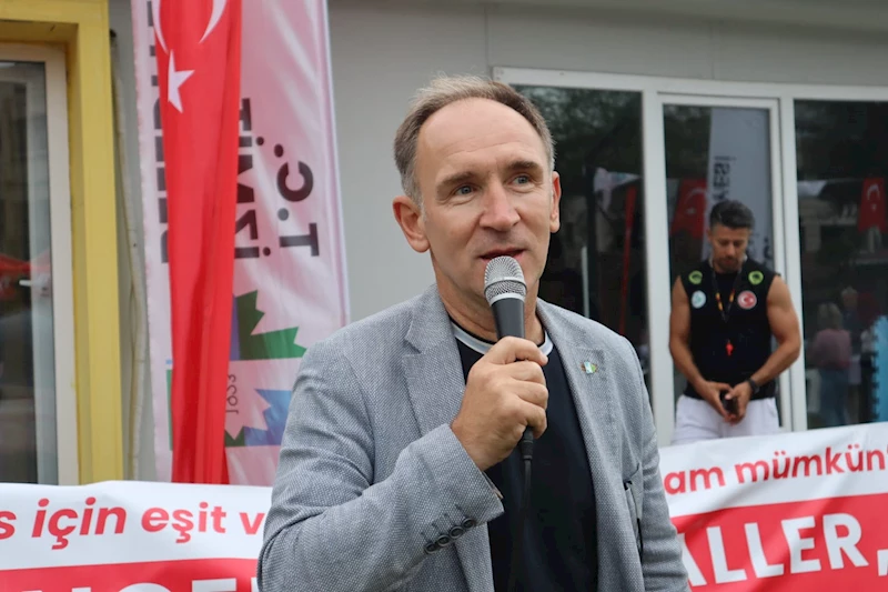 İZMİT BELEDİYESİ, OTİZMLİ BİREYLERLE SAHADA KALPLERE DOKUNDU