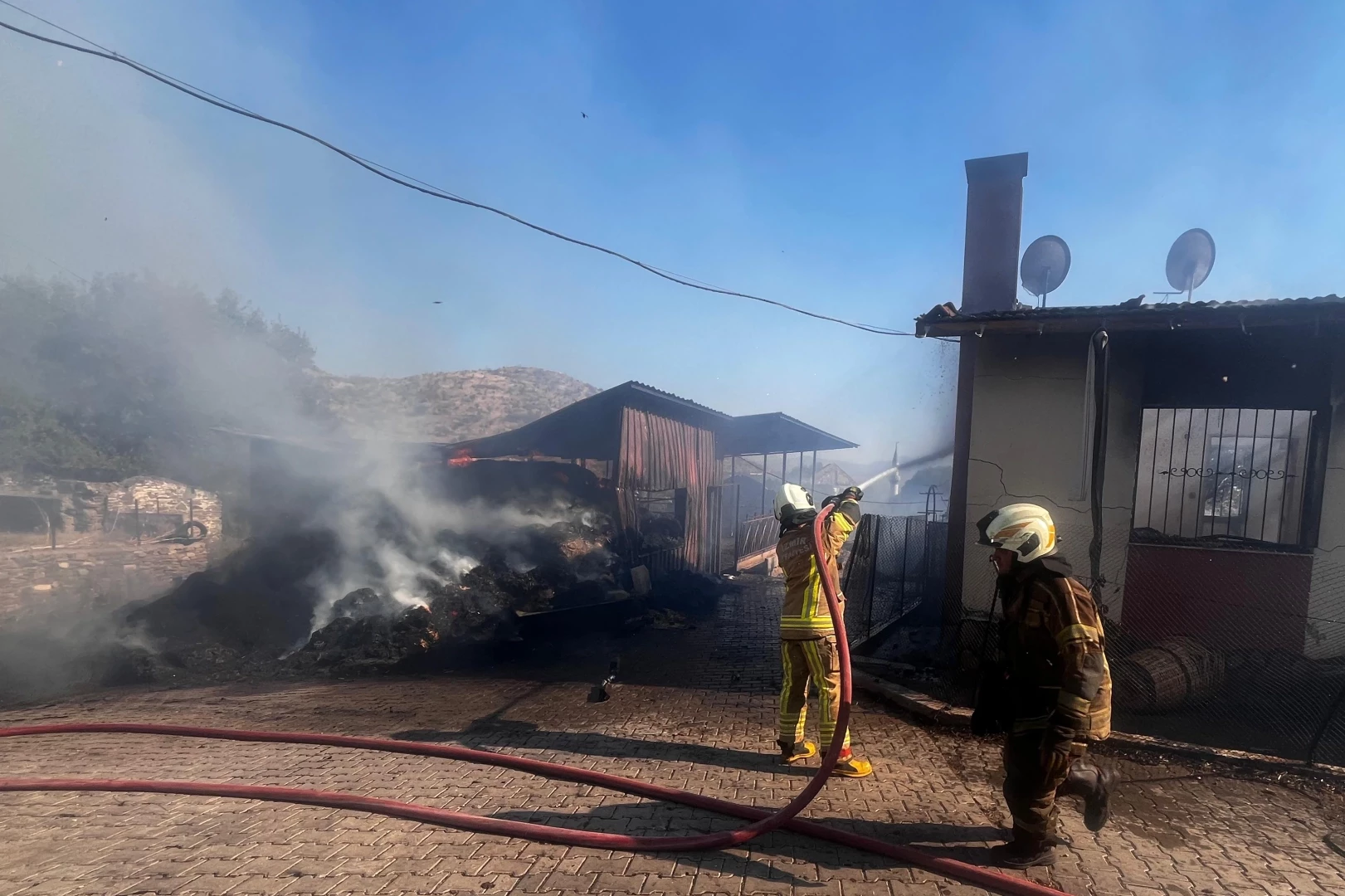 İzmir Bayındır’da ot yangını yerleşimi tehdit etti... 100 kişi tahliye edildi