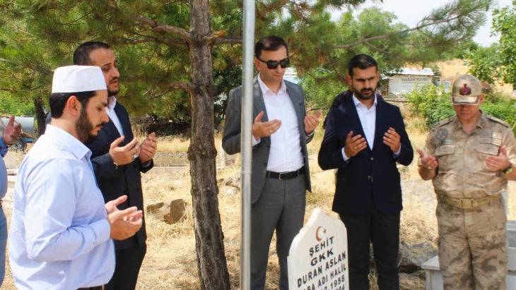 ŞEHİTLERİMİZ KABİRLERİ BAŞINDA DUALARLA ANILDI