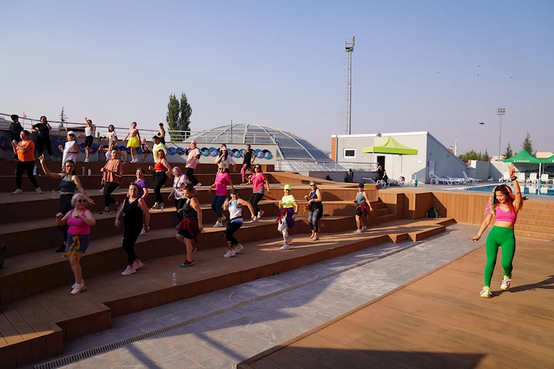 KADINLAR ZUMBA İLE SPOR YAPIYOR