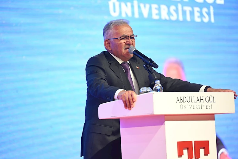 Başkan Büyükkılıç, 11. Cumhurbaşkanı Gül’ün de Katıldığı AGÜ Mezuniyet Töreni Sevincine Ortak Oldu