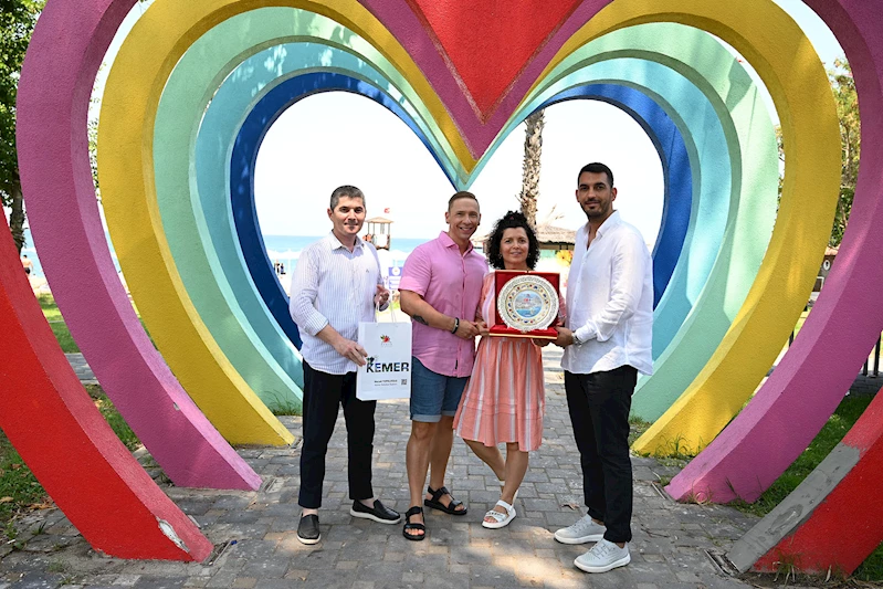 21 yıldır Kemer’e gelen Finli çifte teşekkür plaketi