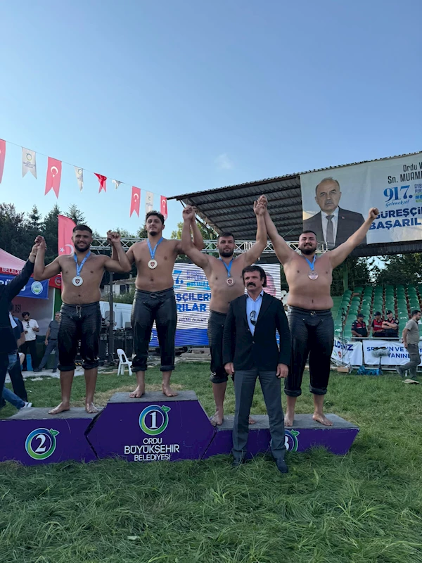 Kemer Belediyesi güreşçileri kürsüye çıktı