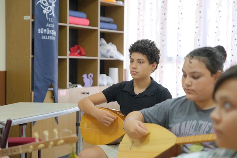 BAŞKAN ÇERÇİOĞLU’NDAN GENÇLERE KÜLTÜREL DESTEK: YAZ KURSLARIYLA BAĞLAMA ÖĞRENİYORLAR