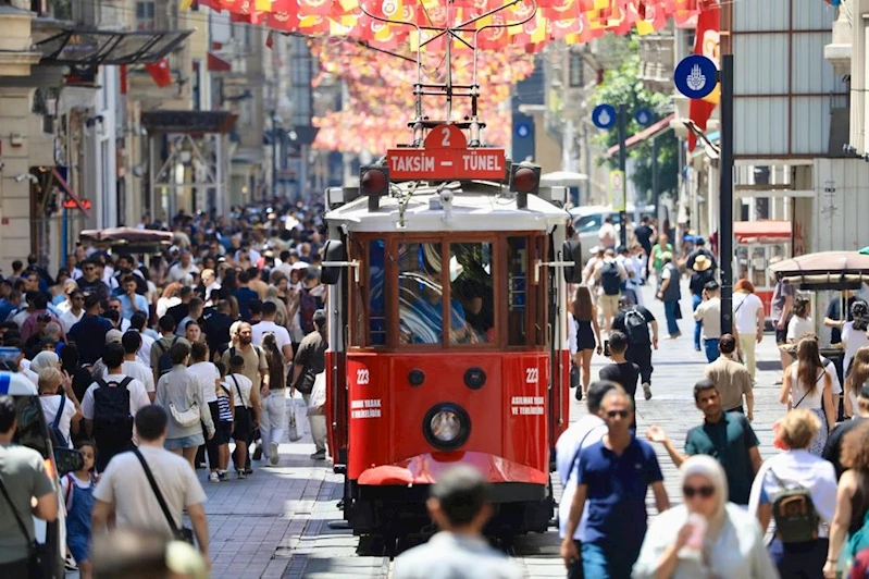 İSTANBUL’UN TARİHİ NOSTALJİK TRAMVAYI YENİLENDİ