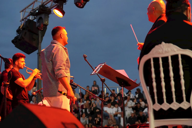 Büyükşehir’den Karasu’da yaz akşamına neşe katan nostalji konseri