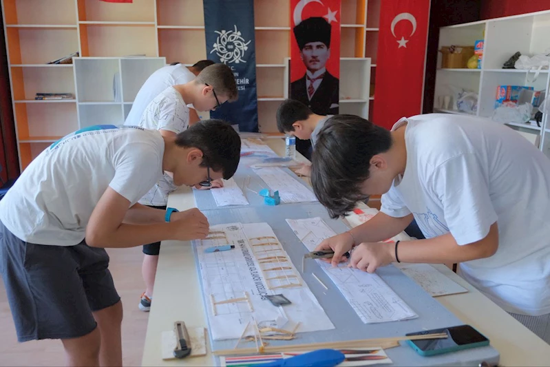 BAŞKAN ÇERÇİOĞLU’NDAN GELECEĞİN MÜHENDİSLERİNE İLK ADIM: MODEL UÇAK KURSLARI BAŞLADI
