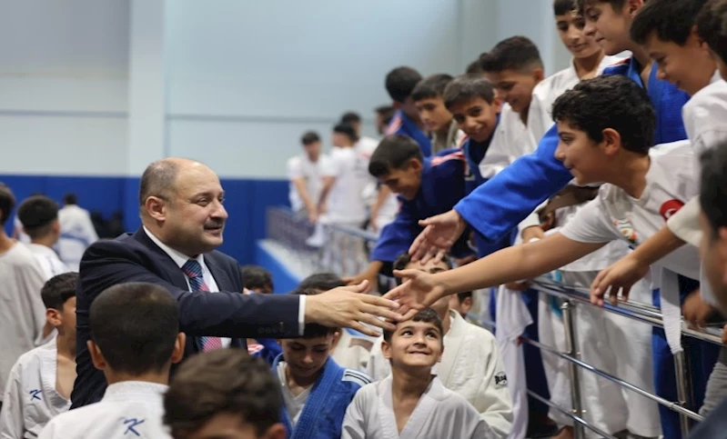 BÜYÜKŞEHİR BELEDİYESİ, 2025 YAZ SPOR OKULLARI SEZONUNU COŞKUYLA AÇTI