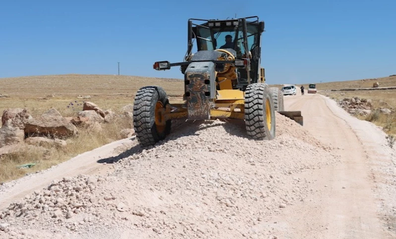 BÜYÜKŞEHİR, HALİLİYE’DE 7 KİLOMETRELİK GRUP YOLUNU SATHİ ASFALTLA YENİLİYOR