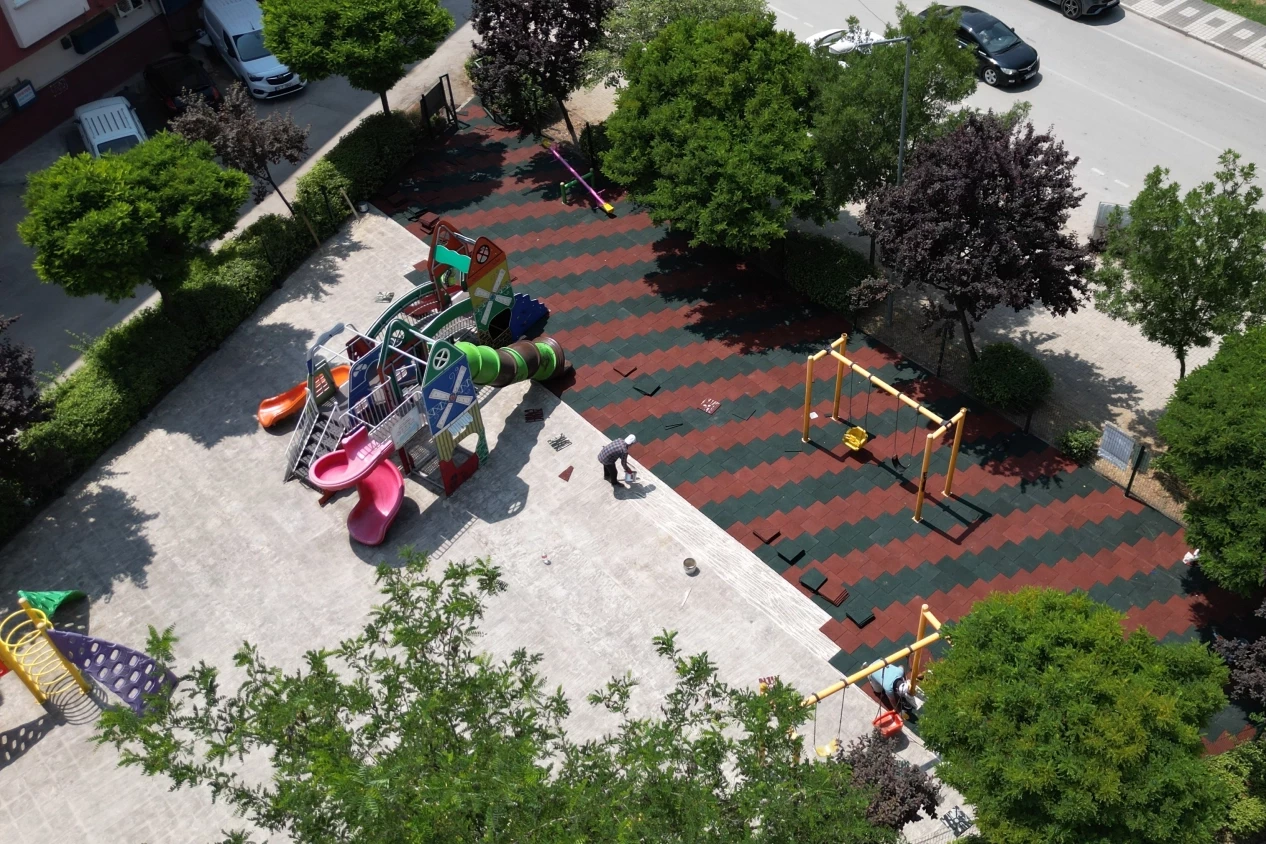 Bursa İnegöl’de 7 mahallede 22 parkın zemini yenileniyor