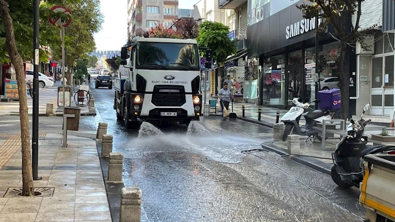 BANDIRMA UYANMADAN ÖNCE: TEMİZLİK EKİPLERİMİZ GÖREV BAŞINDAYDI!