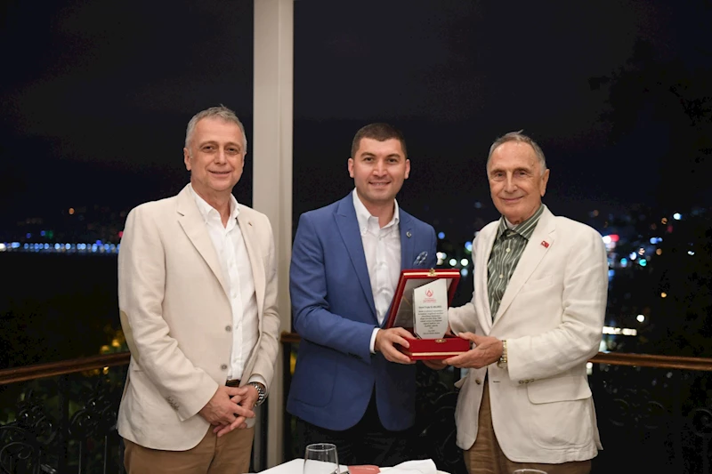 BAŞKAN TEPE’DEN ERGİN KARLIBEL’E TEŞEKKÜR PLAKETİ