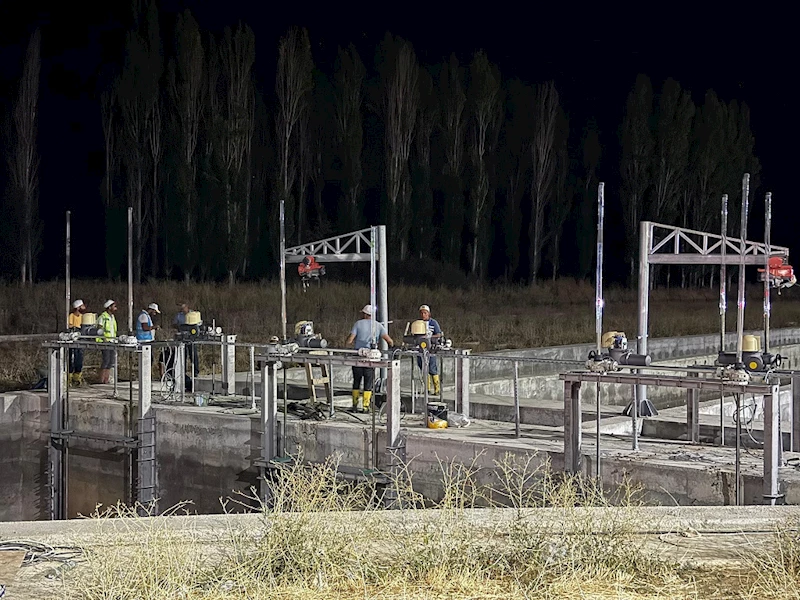 İÇME SUYUNUN KENTTE VERİLMESİ İÇİN GECE MESAİSİ SÜRÜYOR