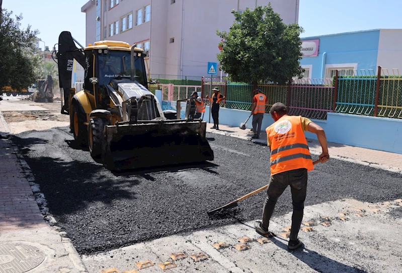 TOROSLAR’DA ASFALT BAKIM VE YENİLEME ÇALIŞMALARI HIZ KESMİYOR