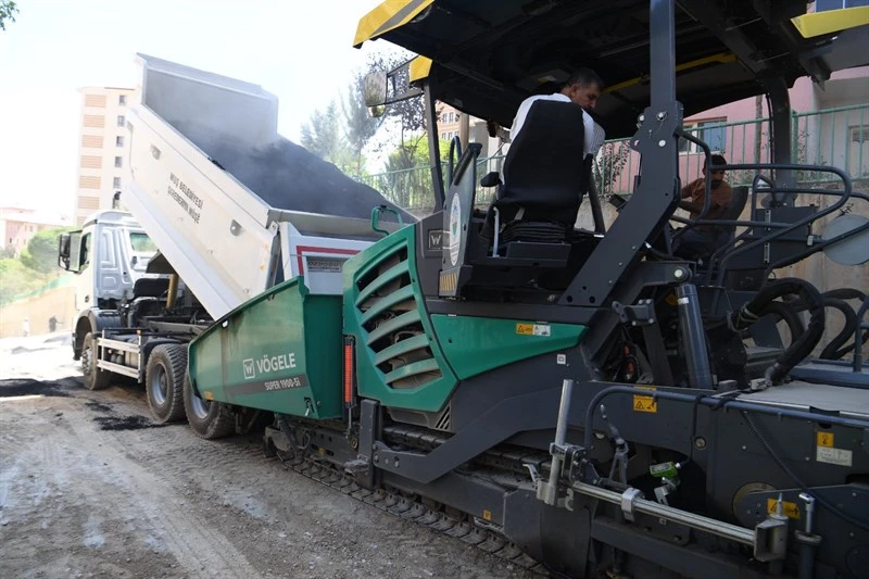 EŞBAŞKAN SÖYLEMEZ, TOKİ KONUTLARINDA DEVAM EDEN ASFALT ÇALAIŞMALARINI YERİNDE İNCELEDİ.