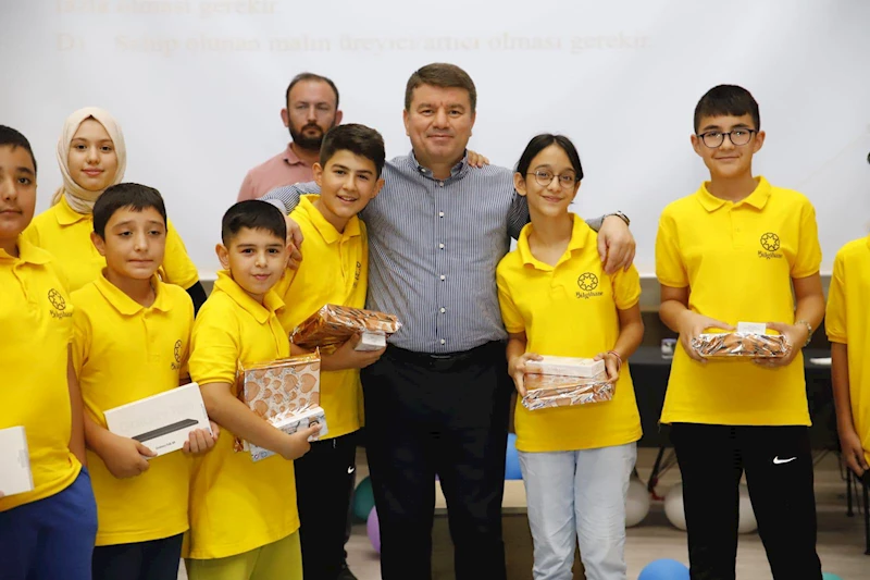 AKSARAY’DA GENÇLER BİLGİYLE YARIŞTI, DERECEYE GİRENLER ÖDÜLLERİNİ ALDI