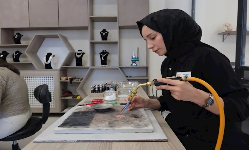 ŞANLIURFALI KADINLAR HEM SANAT ÖĞRENİYOR HEM DE MESLEK SAHİBİ OLUYOR