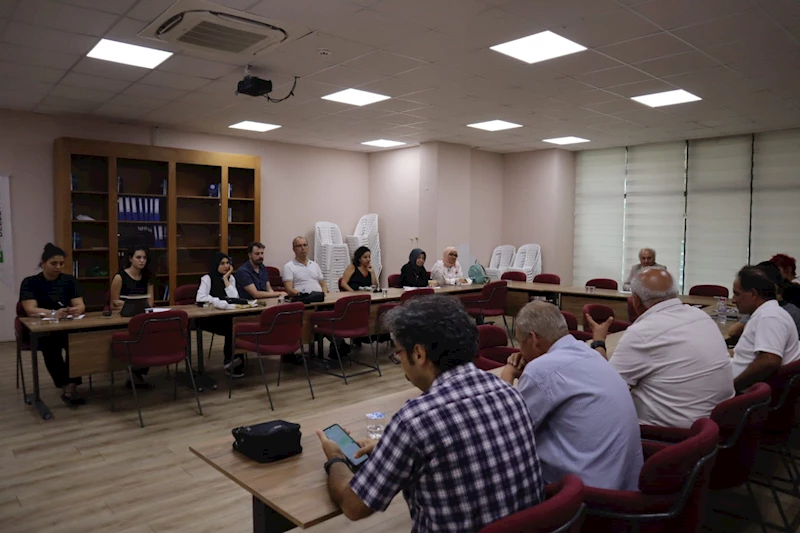 İZMİT BELEDİYESİ ŞAİR VE YAZAR DERNEKLERİNİ EDEBİYAT SOKAĞINDA DİNLEDİ