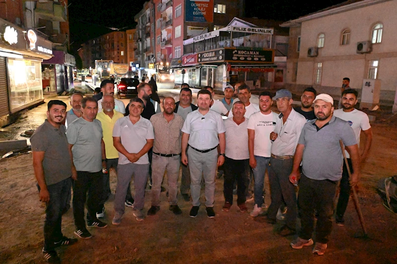 BAŞKAN DİNÇER, BÜYÜK BÖLCEK CADDESİNDE ASFALT ÇALIŞMALARINI GECE VARDİYASINDA İNCELEDİ