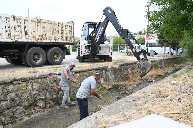 -AÇIK KANAL TEMİZLİK ÇALIŞMALARI DÜZENLİ OLARAK SÜRDÜRÜLÜYOR