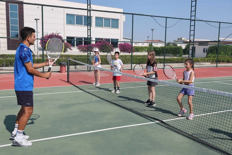 Antalya Büyükşehir Döşemealtı’nda yeni tenis kursu açtı