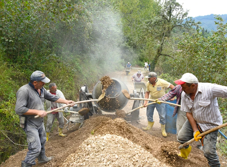 ERENLİ MAHALLESİ’NDE 4 SOKAK BETON YOLLA BULUŞTU
