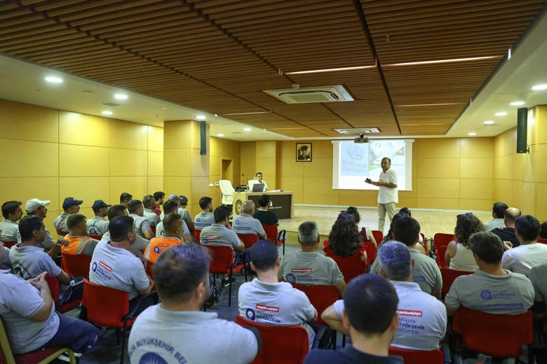 Büyükşehir’den ilaçlama personeline eğitim