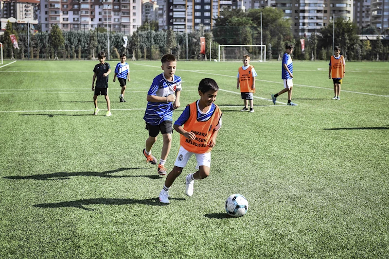 BAŞKENTLİ MİNİKLER YAZ TATİLİNDE FUTBOLLA BULUŞTU