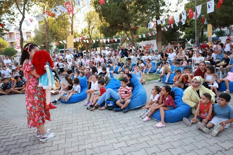Bayraklı Sokak Festivali’nde çocuklar doyasıya eğlendi