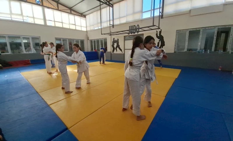 YAZ KURSLARINDA JUDO SPORUNA YOĞUN İLGİ