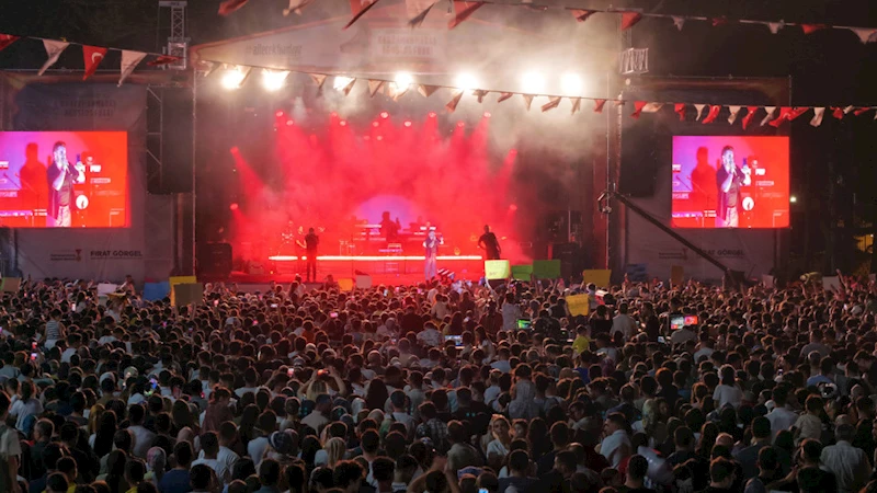 Mustafa Ceceli, Fuar Akşamını Şenliğe Çevirdi