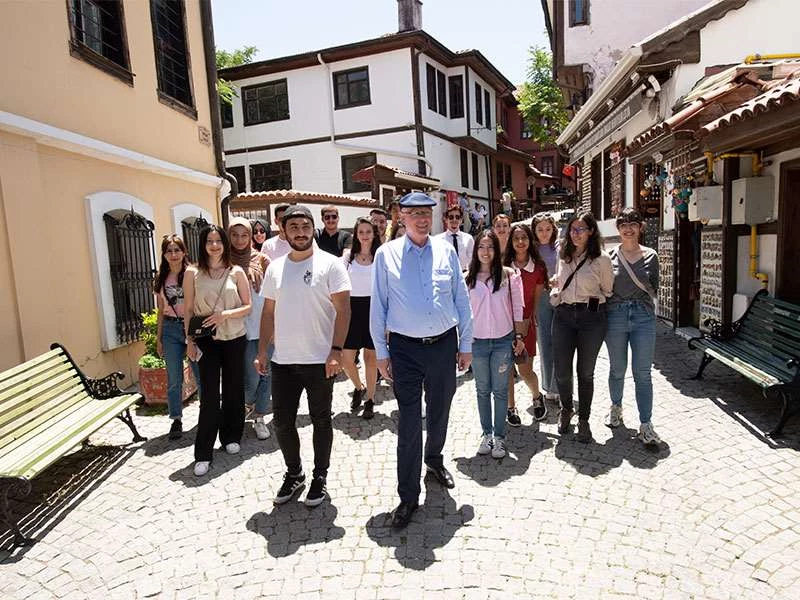 ODUNPAZARI BELEDİYE BAŞKANI KAZIM KURT’TAN ÜNİVERSİTELİ GENÇLERE HOŞ GELDİNİZ MESAJI