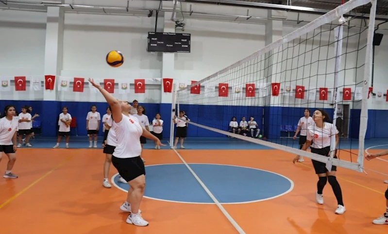 KIZ ÇOCUKLARINDAN VOLEYBOL KURSUNA YOĞUN İLGİ
