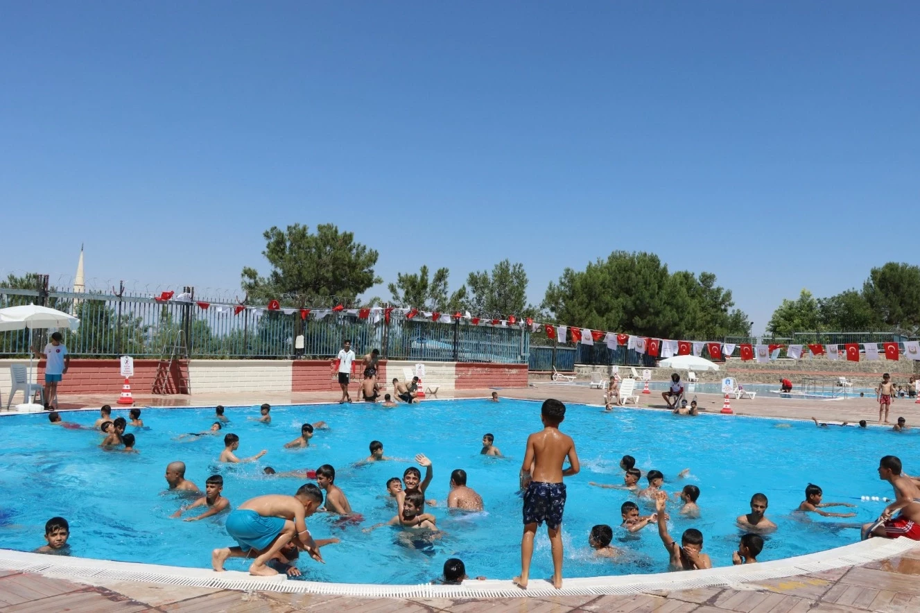 Belediye havuzlarında 152 bin kişi yüzdü
