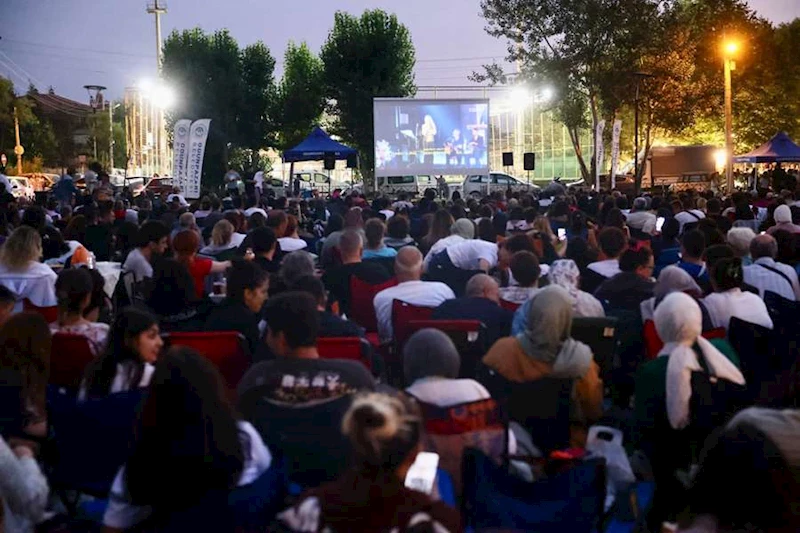 ODUNPAZARI’NDA YAZ AKŞAMLARI SİNEMA KEYFİ DEVAM EDİYOR