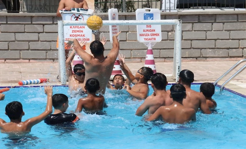ŞANLIURFA BÜYÜKŞEHİR HAVUZLARINDA SU TOPU ETKİNLİĞİ
