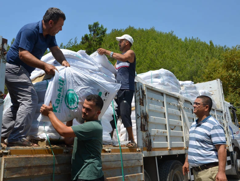 Büyükşehir Alanyalı çiftçilere 10 ton kaolin kili dağıttı