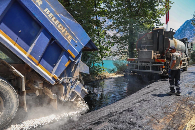 Büyükşehir Oymapınar Barajı çevresindeki yolları asfaltlıyor