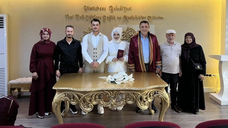 BAŞKANIMIZ, MELİHA AKSU VE EMİRHAN TAŞTAN ÇİFTİNİN NİKAH AKİTLERİNİ GERÇEKLEŞTİRDİ