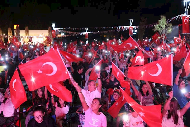 ODUNPAZARI BELEDİYESİ 30 AĞUSTOS ZAFER BAYRAMI’NI AÇIK HAVA SİNEMASIYLA KUTLADI